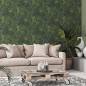 Preview: helles Sofa mit Paletten Couchtisch vor grüner Dschungeltapete